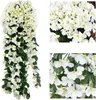 Künstliche weiße Hängeblumen mit grünen Blättern, gezeigt in einer Collage mit Nahaufnahmen der Blüten Náhled obrázku produktu