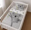Baby Bettwäsche mit Koala 100x135 cm 40x60 cm 100% Baumwolle in einem Kinderzimmer. Schräge Ansicht auf das Babybett. Vista previa de la imagen del producto