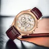 A close-up shot of a men's wristwatch with a brown leather strap, resting on a brown leather surface. Anteprima dell’immagine prodotto