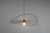 A close-up shot of a black metal pendant light with a wireframe shade. Anteprima dell’immagine prodotto
