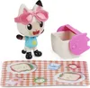 A toy cat figure with sunglasses, a picnic basket, and a picnic mat with toy food. Anteprima dell’immagine prodotto