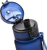 Close-up view of the lid and opening of a blue water bottle. Produktbild-Vorschau