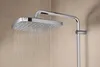 A close-up of a modern chrome shower head with water flowing. Anteprima dell’immagine prodotto