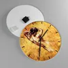 Wanduhr - Rund - Glasuhr - Weibliches Modell Körper posiert Produktbild-Vorschau 2