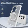 A clear phone case with a magnetic ring is shown in front of a phone with multiple cameras. Anteprima dell’immagine prodotto