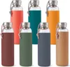 A collection of glass water bottles with silicone sleeves in various colors, arranged in two rows. Produktbild-Vorschau