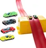 Rote und gelbe Spielzeugauto-Rennbahn mit fünf bunten Spielzeugautos, zwei auf der Strecke und drei daneben Anteprima dell’immagine prodotto