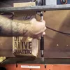 A person's hands are holding a coffee bag over a conveyor belt. Produktbild-Vorschau