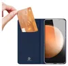 A hand inserts a credit card into a dark blue phone case that is open, revealing a smartphone screen. Produktbild-Vorschau