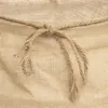 A close-up view of a jute fabric with a tied string. Voir les images du produit