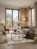 Runder Couchtisch aus massivem Akazienholz und schwarzem Metall in einem eleganten Wohnzimmer. Der 60x43 cm große Sofatisch steht auf einem hellen Teppich vor einem Leinensofa._#sku_SAFWL5.959# Produktbild-Vorschau