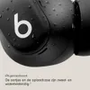 Close-up of black wireless earbuds with water droplets on them, with text describing their water resistance. Produktbild-Vorschau