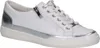 A white sneaker with silver accents and a zipper detail, shown from a side angle on a white background. Voir les images du produit