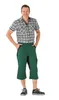 A man wearing a plaid shirt and ¾ length trousers. Produktbild-Vorschau