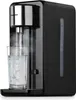 A black Daewoo hot water dispenser is dispensing hot water into a glass. Produktbild-Vorschau