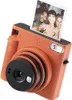 An orange Fujifilm Instax Square SQ 1 instant camera with a photo developing from the top. Anteprima dell’immagine prodotto