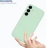 A hand holding a light green phone case. Produktbild-Vorschau