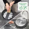 A split image showing a person cleaning a frying pan with a sponge and then rinsing the bottom of the frying pan under a faucet. Produktbild-Vorschau