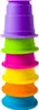 A stack of colorful silicone cups. Voir les images du produit