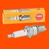 A spark plug and its packaging are displayed against an orange background. Náhľad obrázku produktu