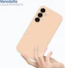A hand holding a peach-colored smartphone case. Produktbild-Vorschau