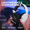 A person is holding a white and black gaming headset, with text overlays highlighting its features. Produktbild-Vorschau