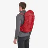Rucksack "Trailblazer 25" von Montane; rot; auf dem Rücken eines Mannes; der in Outdoor-Bekleidung gekleidet ist. Náhľad obrázku produktu
