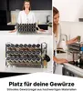 Collage zeigt ein silbernes Gewürzregal mit 24 beschrifteten Gläsern in einer modernen Küche, eine Frau, die mit einem Gewürzglas kocht, und eine Nahaufnahme des Gewürzregals Produktbild-Vorschau