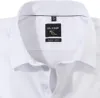 A close-up view of the collar and label of a white men's dress shirt. Produktbild-Vorschau