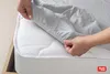 A person is putting a fitted sheet on a mattress. Produktbild-Vorschau