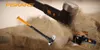 A Fiskars sledgehammer is shown in action, striking sand and creating a dust cloud. A close-up inset highlights the IsoCore system. Voir les images du produit
