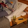 Een bamboe dienblad voor op het bed, met een houder voor Productafbeelding-voorbeeld 2