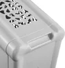 A close-up view of the corner and top of a light gray plastic laundry basket with a patterned ventilation grate. Anteprima dell’immagine prodotto
