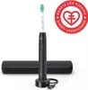 A black electric toothbrush with its charging base and travel case, next to a red circular logo. Produktbild-Vorschau