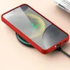 A red phone case is shown on a wireless charger, with the phone screen displaying a full battery icon. Produktbild-Vorschau