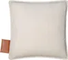 A close-up studio shot of a cream-colored corduroy cushion with a small brown leather tag attached to the bottom left corner. Anteprima dell’immagine prodotto