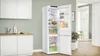 Bosch Serie 4 KGN392WCF Freistehende Kühl-Gefrier-Kombination mit Gefrierbereich unten, 203 x 60 cm, Weiß Schrägansicht geöffnet Beispielküche Voir les images du produit