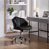 A black office chair is placed in front of a desk and a bookshelf. Produktbild-Vorschau
