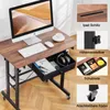A computer desk with a monitor, keyboard, mouse, and a drawer containing headphones and stationery. Inset images highlight features like an iPad slot, adjustable height, and the drawer's contents. Anteprima dell’immagine prodotto