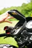 A hand is shown opening a motorcycle handlebar bag that contains sunglasses. Anteprima dell’immagine prodotto