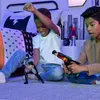 Two boys playing with Batman and Robin action figures in a bedroom. Anteprima dell’immagine prodotto