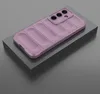 A purple phone case with a ribbed texture is displayed on a gray platform. Produktbild-Vorschau
