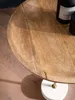 Detailaufnahme der runden Tischplatte aus Mangoholz mit natürlicher Maserung von oben. Productafbeelding-voorbeeld