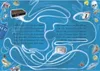 A maze-like illustration with various objects scattered around, representing time travel and different timelines. Text is present in German. Voir les images du produit