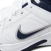 A close-up view of a white Nike shoe with navy blue accents and a gray Nike swoosh logo. Voir les images du produit