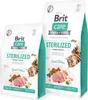 Two bags of Brit Care cat food are shown against a white background. The larger bag is in the foreground and slightly to the right, while a smaller bag is in the background and to the left. Both bags feature images of fresh chicken, berries, and peas, alon Náhled obrázku produktu