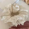 Chouchou vintage en tissu brodé d'un beige élégant Voir les images du produit 2