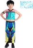 Kind trägt ein KPop Demon Hunters Kinderkostüm mit türkisfarbenem Crop-Top, bedruckter Hose in Blau-Gelb und schwarzen Sneakers. Das Kind steht frontal mit Händen in die Hüften gestützt vor weißem Hintergrund mit Serienlogo. Podgląd zdjęcia produktu