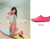 Leuchtend pinke Wasserschuhe, einer auf weißem Hintergrund gezeigt, mit dem Wort Pink darunter Produktbild-Vorschau