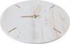 A close-up, slightly angled view of a round wall clock with a marble-like pattern and gold hands. Voir les images du produit